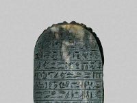 Aeg S 22 Unterseite  Aeg S 22 von unten, Spätzeit, Herzskarabäus des Harsiese, Grüner Marmor, L 4,3 cm, B 2,6 cm, H 1,8 cm : Bestandskatalog Ägypten, Museumsfoto: Claus Cordes